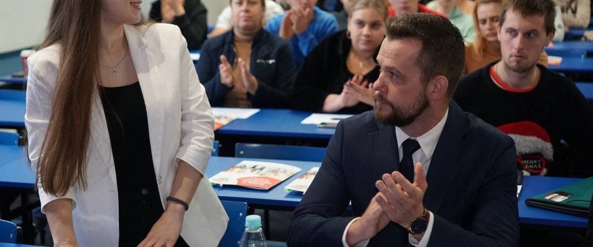 Uczestnicy wydarzenia projektu BEGIN na widowni, bijący brawo.