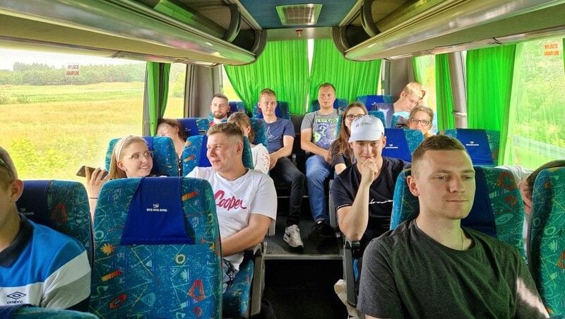 Studenci w autokarze