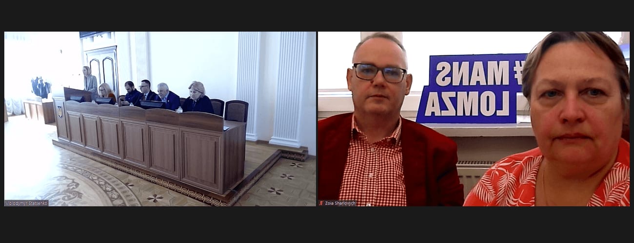 Zrzut spotkania online: uczestnicy w sali konferencyjnej oraz dwie osoby przed kamerą na tle oznaczeń MANS.