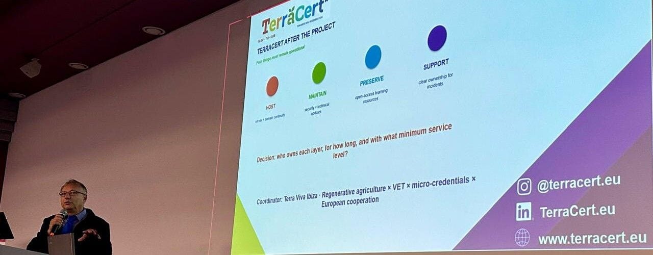 Prelegent przy ekranie z prezentacją projektu TerraCert podczas konferencji.