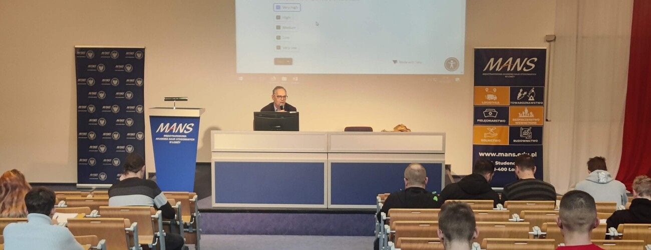 Prelegent przed ekranem i uczestnicy zajęć innCREA w auli MANS.