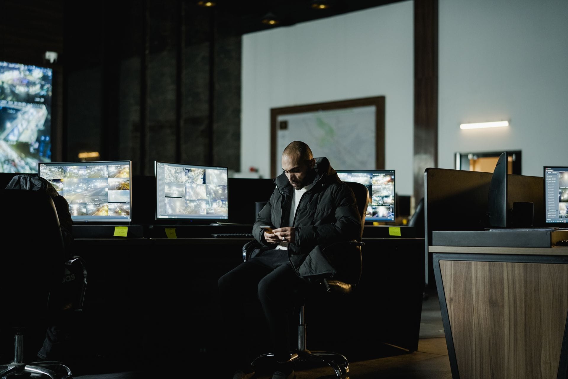 Operator w centrum monitoringu przed ekranami systemu CCTV