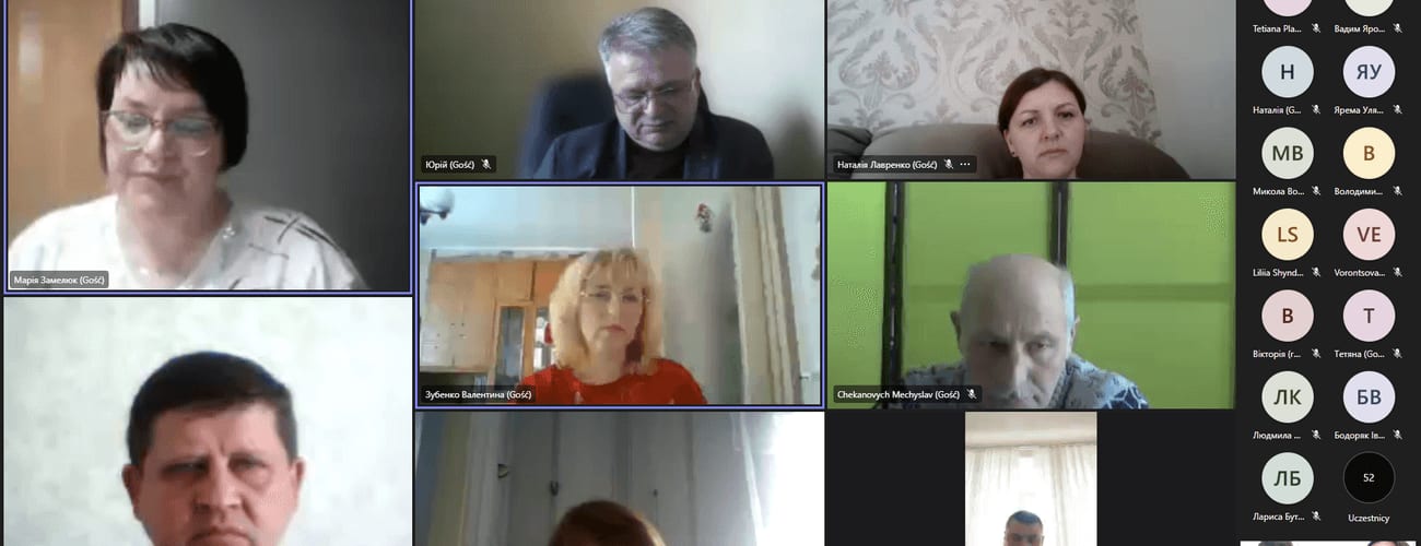 Uczestnicy międzynarodowego webinarium widoczni w oknach wideokonferencji.