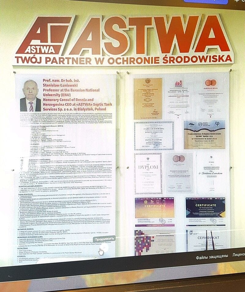 Tablo z dyplomami i certyfikatami