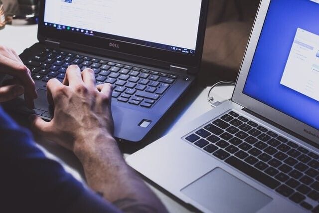Dwa laptopy na których uruchomione są aplikacje monitorujące działanie sieci