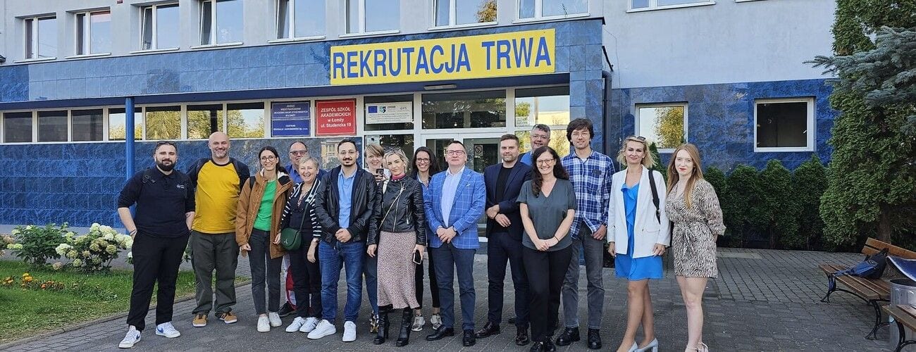 Uczestnicy spotkania podsumowującego projekt StayOn pozujący przed budynkiem MANS.