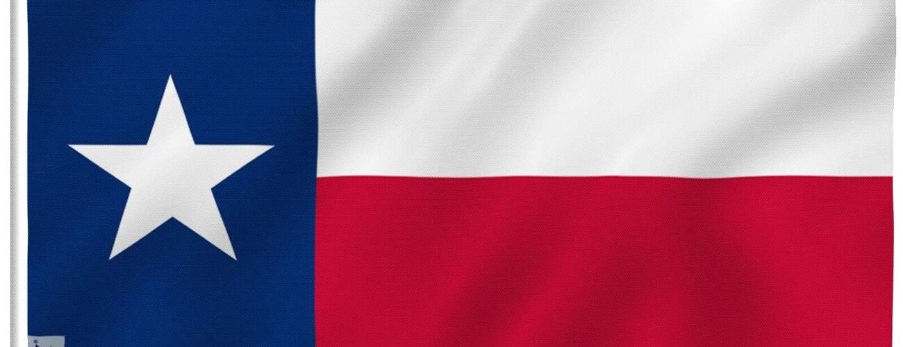 Flaga Teksasu z białą gwiazdą na niebieskim polu oraz białym i czerwonym pasem.