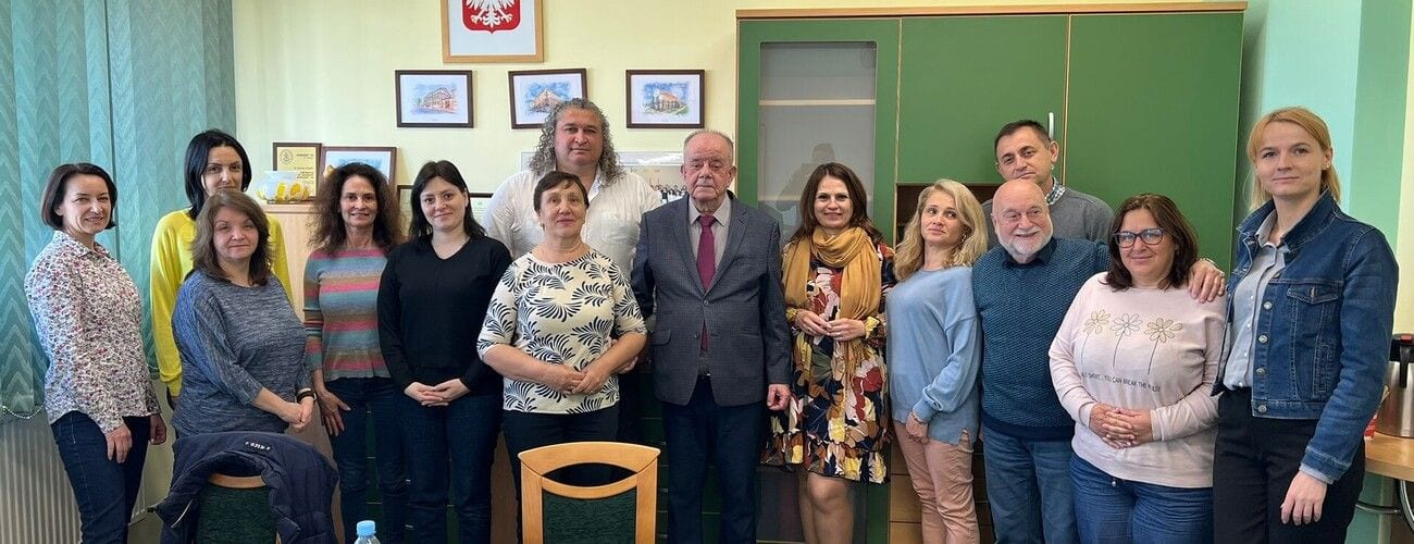 Zespół projektu dotyczącego bezpieczeństwa cyfrowego pozujący w sali uczelni.