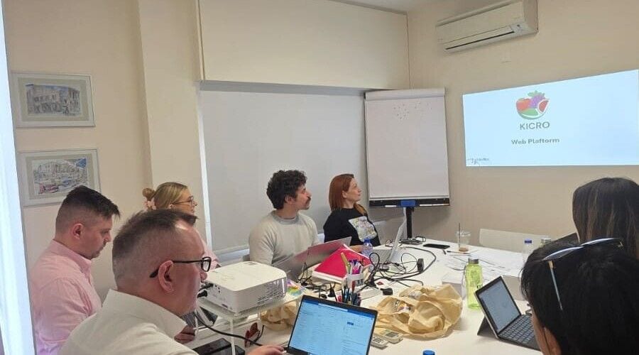 Uczestnicy szkolenia KICRO pracują przy laptopach; na ekranie wyświetlona jest platforma projektu.