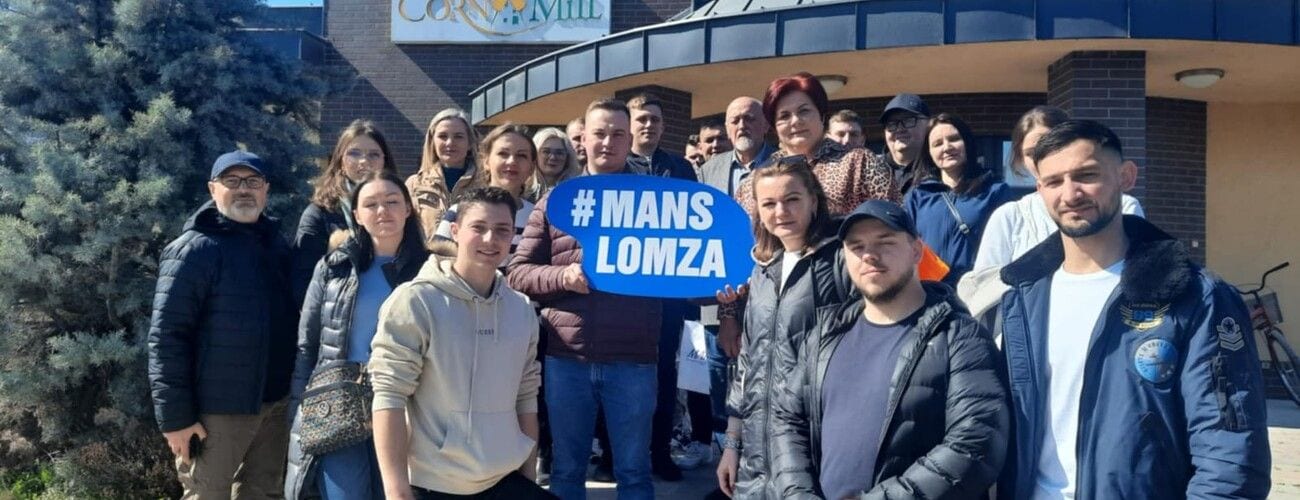 Uczestnicy mobilności na Węgrzech pozujący z tabliczką „MANS Łomża”.