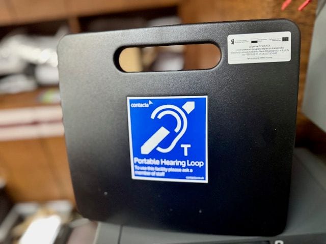 Przenośna pętla indukcyjna ze znakiem ucha i literą T.