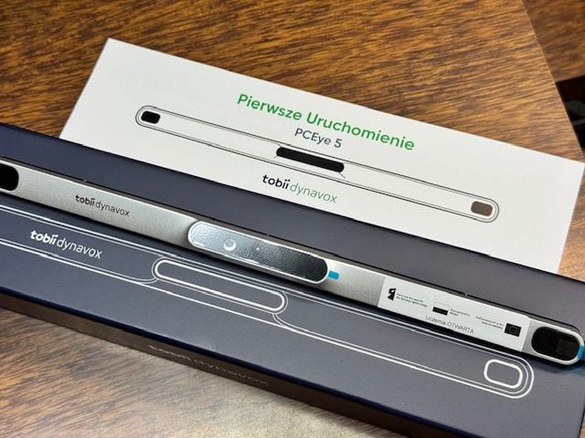 Urządzenie Tobii Dynavox PCEye 5 do sterowania komputerem wzrokiem, w otwartym opakowaniu.