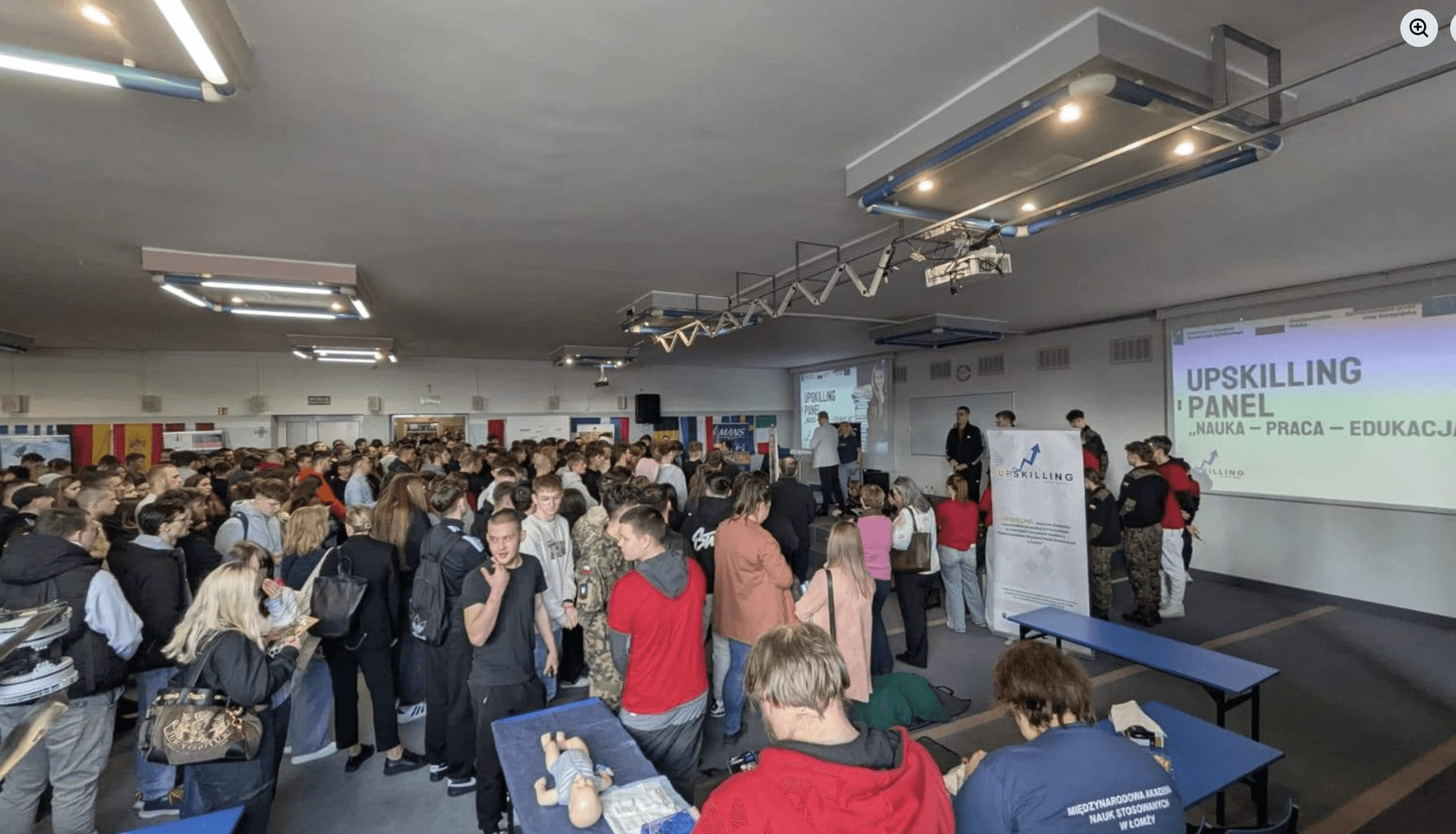 Uczestnicy panelu Nauka – Praca – Edukacja w sali z ekranem i oznaczeniem UPSKILLING.