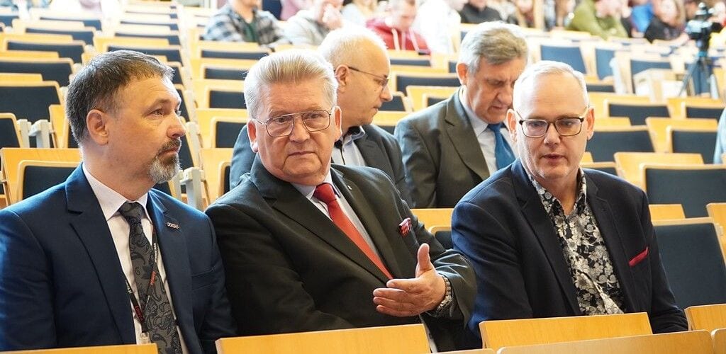Goście uroczystego otwarcia pracowni kryminalistycznej w auli uczelni.
