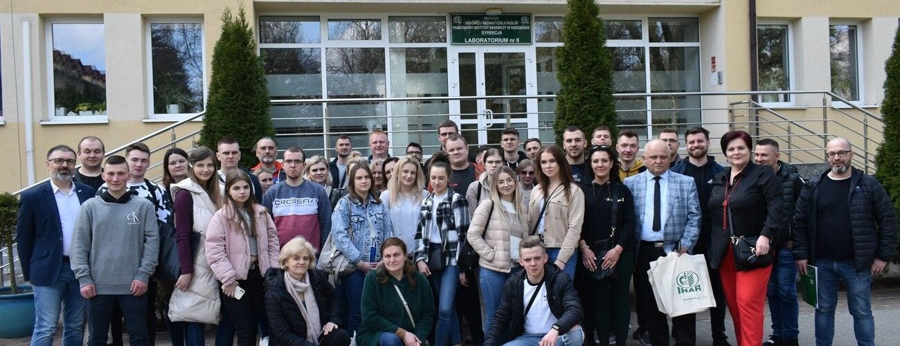 Uczestnicy wizyty w Instytucie Hodowli i Aklimatyzacji Roślin przed wejściem do budynku.