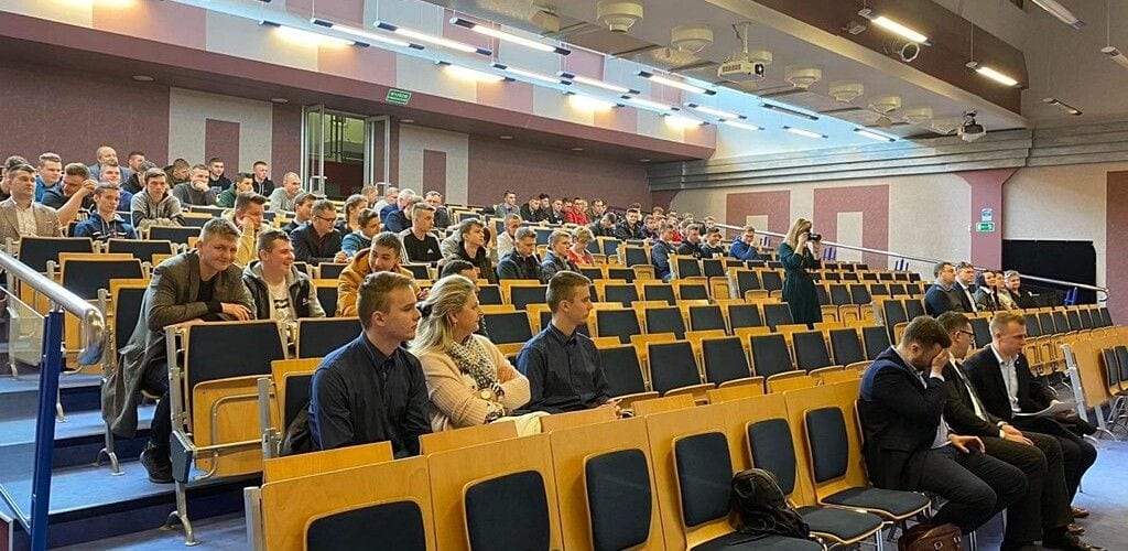 Uczestnicy Olimpiady Młodych Producentów Rolnych siedzący w auli uczelni.