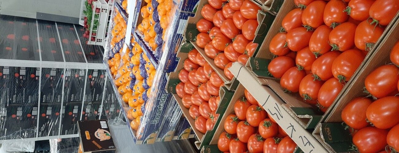 Skrzynki z pomidorami, owocami i innymi produktami na rynku hurtowym.