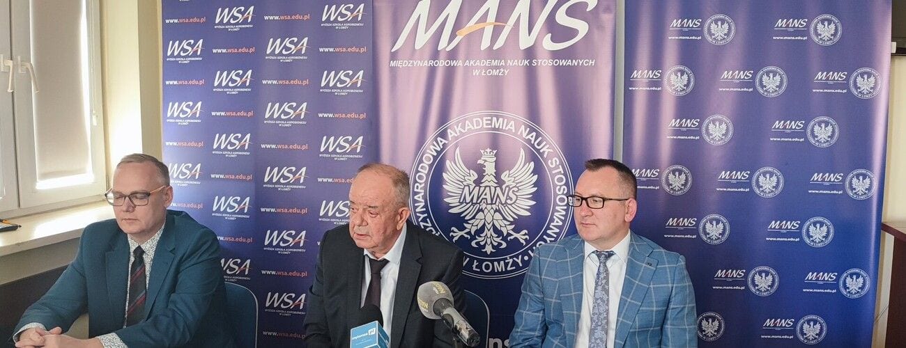 Trzej przedstawiciele uczelni przy mikrofonach na tle oznaczeń WSA i MANS.