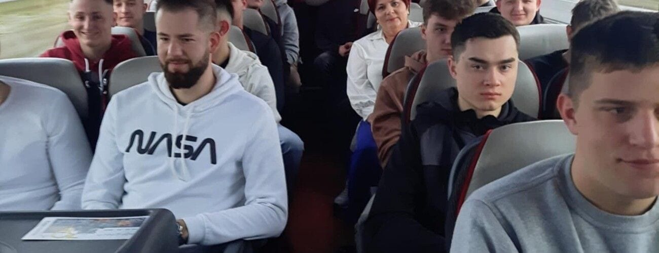 Studenci siedzący w autokarze podczas wyjazdu na targi Agrotech.