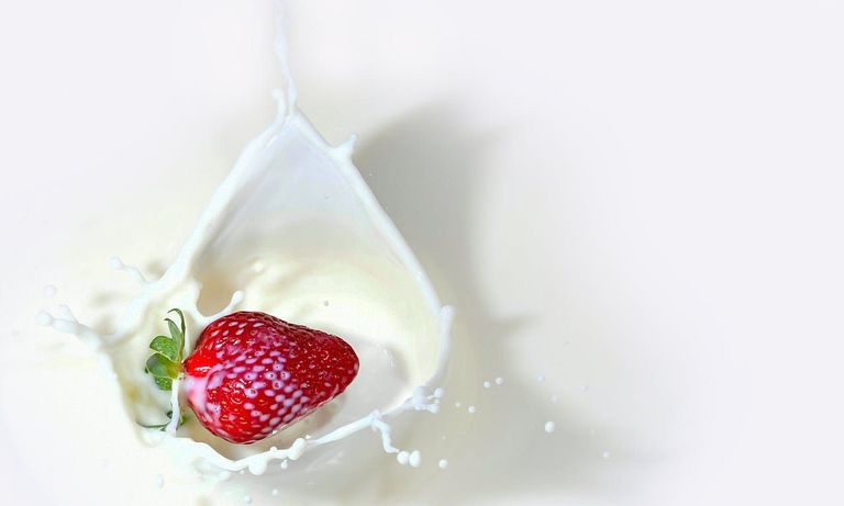 Truskawka Spadła Do Mleka
