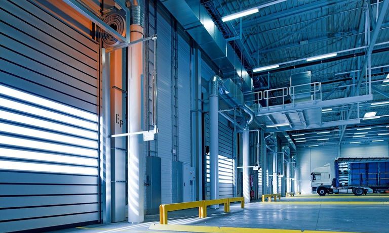 Zaparkowana Ciężarówka Przed Drzwiami Garażowymi