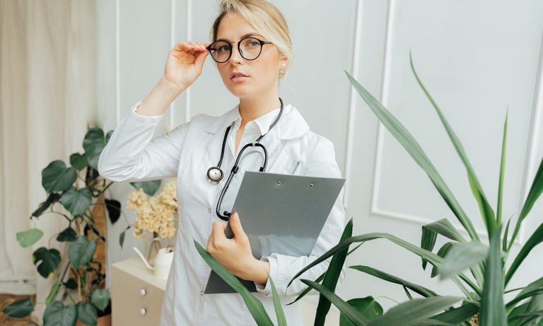 Kobieta W Białej Koszuli Z Długim Rękawem Gospodarstwa Szary Komputer Przenośny